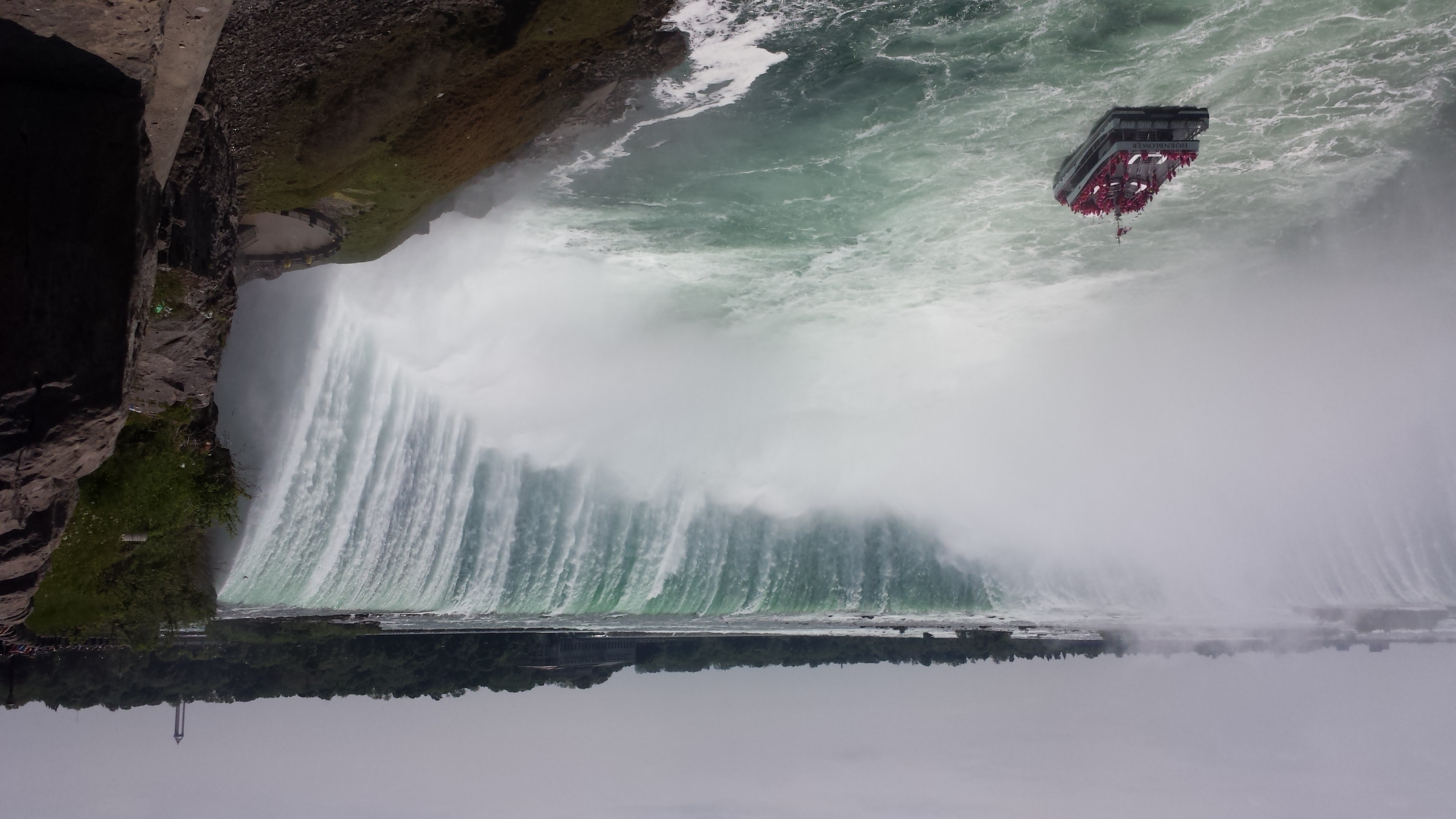 Ausflugsboot vor den Horseshoe Falls