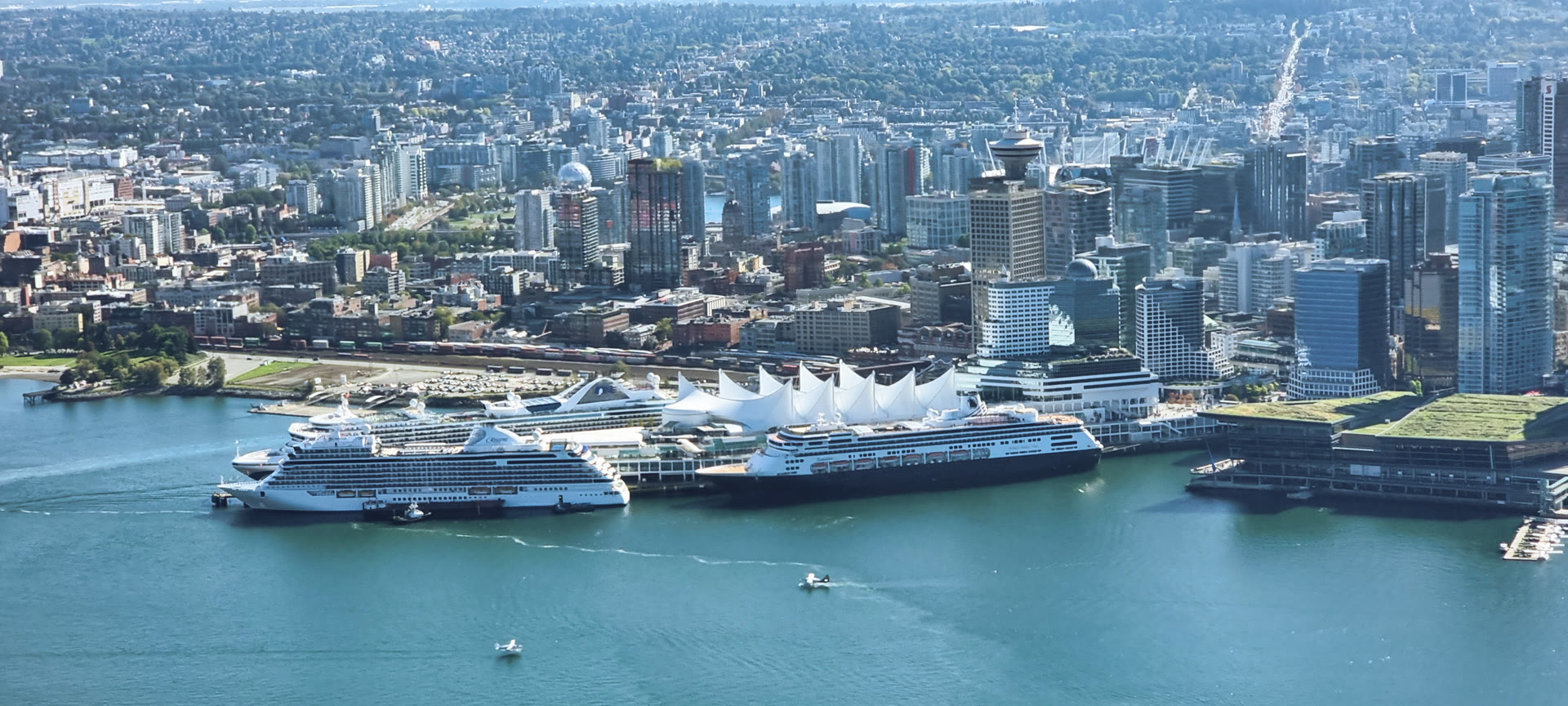 Kreuzfahrtschiffe am Canada Place vor der Skyline von Vancouver