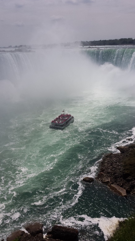 Ausflugsboot vor den Horseshoe Falls