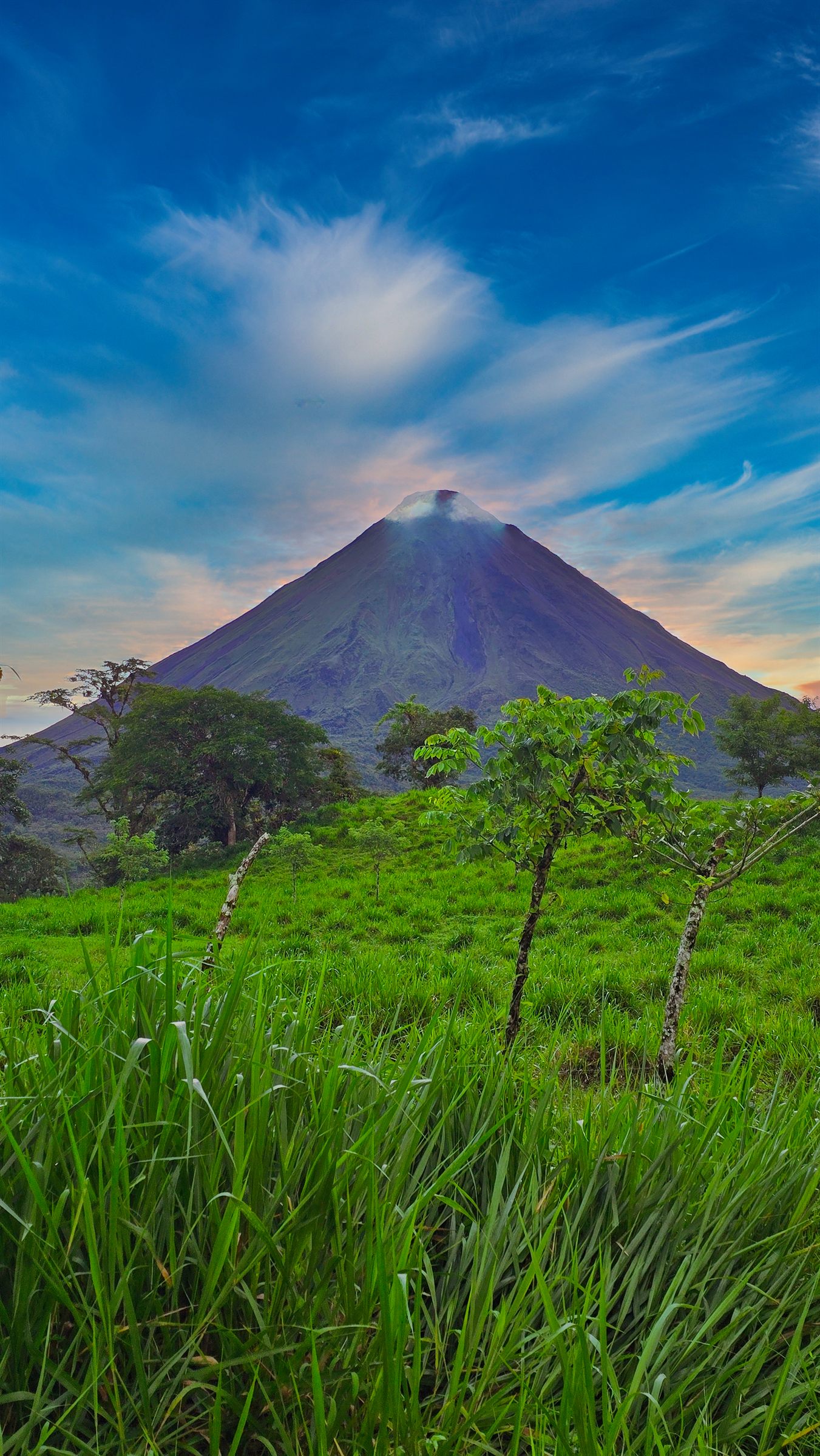 Der Vulkan Arenal erhebt sich über dem Regenwald